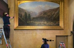 No Mission Inn de Riverside, o antigo proprietário sai com um artefato histórico