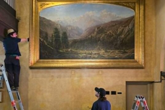 No Mission Inn de Riverside, o antigo proprietário sai com um artefato histórico