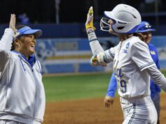 O técnico de softball da UCLA inspira o ataque de maior sucesso do país