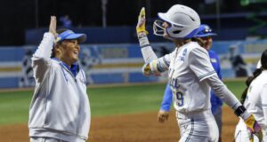 O técnico de softball da UCLA inspira o ataque de maior sucesso do país