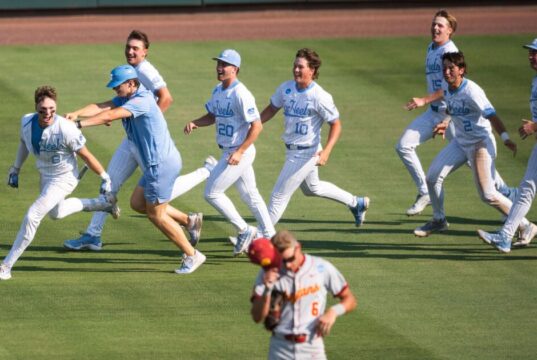 As esperanças da USC College World Series foram destruídas com uma derrota para a Carolina do Norte