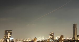 Novos ataques iranianos e israelitas ameaçam cessar-fogo; Trump pede a ambos os lados que parem de ‘atirar’