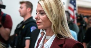 Democratas chamam entrevista de dossiê de Epstein Bondi de ‘falsa’
