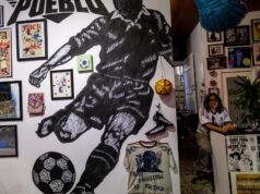 A exposição Boyle Heights critica a FIFA, lembrando os torcedores da comunidade do futebol