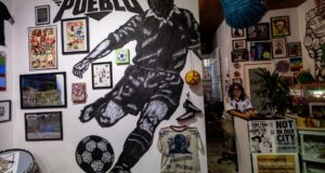 A exposição Boyle Heights critica a FIFA, lembrando os torcedores da comunidade do futebol