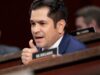 O deputado Jimmy Gomez de Los Angeles está supostamente enfrentando uma investigação da Câmara sobre alegações de má conduta sexual