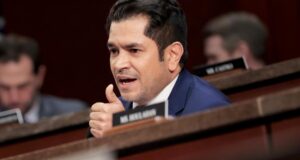 O deputado Jimmy Gomez de Los Angeles está supostamente enfrentando uma investigação da Câmara sobre alegações de má conduta sexual