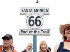 A Rota 66 ainda está ligando às 100 enquanto a caravana decola de Santa Monica