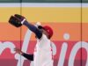 Jo Adell revive o meme de José Canseco desistindo de sua cabeça