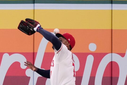 Jo Adell revive o meme de José Canseco desistindo de sua cabeça