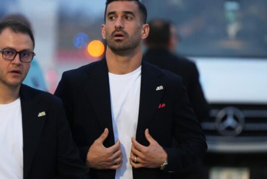 A seleção iraniana usa o distintivo número 168 para homenagear as vítimas dos ataques aéreos antes da Copa do Mundo