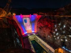 A Represa Hoover, desafiada pela seca, agora está coberta por uma bandeira americana gigante