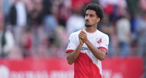 Iqbal, jogador do FC Utrecht, vai para a Copa do Mundo pelo Iraque, e Giménez, ex-jogador do Feyenoord, também chega depois de uma temporada medíocre.