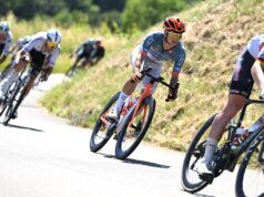 O líder da Netcompany-Ineos, Oscar Onley, chora 29 minutos após o estranho acidente no Tour Auvergne-Rhône-Alpes