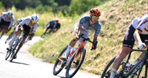O líder da Netcompany-Ineos, Oscar Onley, chora 29 minutos após o estranho acidente no Tour Auvergne-Rhône-Alpes