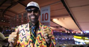 A lenda dos Knicks comeu batatas fritas como asas com osso durante as finais da NBA, e os fãs não conseguiam tirar os olhos dele.