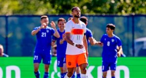 A seleção holandesa decepcionou no último teste da Copa do Mundo com cartões vermelhos questionáveis e pênaltis pendentes em um período final caótico.