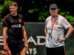 O técnico da seleção holandesa, Ronald Koeman, e Mickey van de Ven aguardam o último jogo-treino da seleção holandesa para a Copa do Mundo.