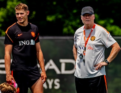 wk-voetbal-2026-micky-van-de-ven-met-ronald-koeman-foto-pim-ras.jpeg