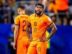 Seleção holandesa olhando para trás Torcedores de futebol japoneses liberam voo do Uruguai atrasado por várias horas Aconteceu durante a Copa do Mundo enquanto você dormia.