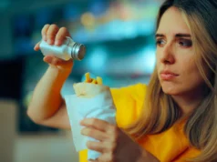 Um estudo com 8.300 idosos revelou um hábito surpreendente de sal