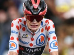 O dinamarquês Jonas Vingegaard, que ficou em segundo lugar no Tour de France, desistiu após a queda.