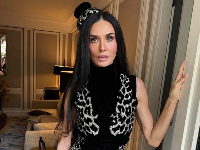 Demi Moore, 63 anos, evita que seu cabelo caia em ‘tubos’ usando xampu francês, segundo compradores