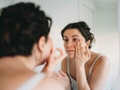 Este creme para os olhos de US $ 17 da marca de beleza coreana faz com que os pés de galinha e as linhas finas dos clientes “desapareçam”