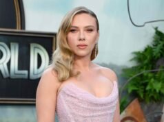 O soro reafirmante de Scarlett Johansson faz a ‘pele desafiar a gravidade’, de acordo com os compradores