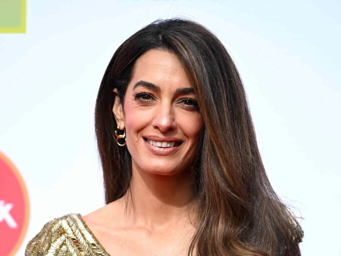 Raramente pinto as unhas, mas adoro o esmalte de US$ 9 da Amal Clooney, que dura mais de 2 semanas