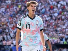 Na Copa do Mundo, a Bélgica eliminou uma seleção dos Estados Unidos que perdeu devido a uma disputa de cartão vermelho.
