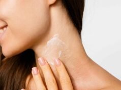 Os compradores dizem que este creme da Amazon de US $ 19 faz com que seus pescoços de peru pareçam “mais apertados”" e mais "elevador”