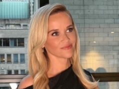 Reese Witherspoon, 50, credita sua pele macia e sem poros a este hidratante reafirmante na Amazon