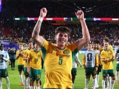 A campanha da Austrália na Copa do Mundo FIFA de 2026 continua nas oitavas de final contra o Egito, no Estádio de Dallas; Tony Popovic deve nomear o time