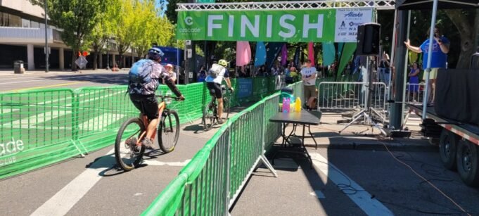 Na foto: Milhares de ciclistas viajam pela estrada Seattle-Portland para o Bicycle Classic anual. Na foto: Milhares de ciclistas viajam pela estrada Seattle-Portland para o Bicycle Classic anual.