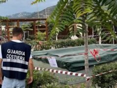 Sestri Levante, garota, você chupou o pescoço na lagoa