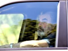 Parece muito azul! O ferido Tom Selleck vai ao McDonald’s depois de ir à academia, à medida que crescem as preocupações com o novo visual sombrio do ator