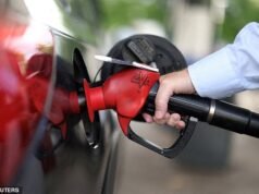 Um alívio para os motoristas, uma vez que os preços do petróleo caíram para US$ 70 por barril após uma queda acentuada nos preços dos combustíveis