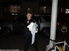 O pai amoroso Ed Kelce retorna ao seu hotel em Nova York depois de ver o filho Travis se casar com Taylor Swift com Jason como padrinho