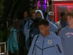 O aço da Inglaterra corre perigo enquanto os mexicanos vazam o hotel do time e abusam deles na chegada antes do confronto das oitavas de final da Copa do Mundo