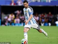 Adeptos furiosos afirmam que Cabo Verde foi ‘roubado’ contra a Argentina depois de uma série de decisões terem sido contra eles numa derrota por 3-2… enquanto Gianni Infantino envia uma alegre mensagem de felicitações a Lionel Messi e aos seus companheiros de equipa