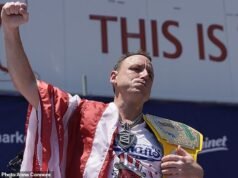 Joey Chestnut consegue outra vitória no concurso Nathan’s Fourth of July Hot Dog Eating deste ano… enquanto mantém sua coroa em Coney Island meses depois de ser condenado por agressão