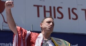 Joey Chestnut consegue outra vitória no concurso Nathan’s Fourth of July Hot Dog Eating deste ano… enquanto mantém sua coroa em Coney Island meses depois de ser condenado por agressão