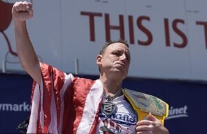 Joey Chestnut consegue outra vitória no concurso Nathan’s Fourth of July Hot Dog Eating deste ano… enquanto mantém sua coroa em Coney Island meses depois de ser condenado por agressão
