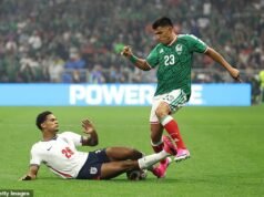 Técnicos da Inglaterra envolvidos em escândalo lateral ficam furiosos quando Jarell Quansah recebe cartão RED em confronto caótico da Copa do Mundo no México