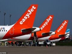 A Easyjet aceitou uma oferta de aquisição rival do investidor americano Apollo no valor de £ 5,7 bilhões