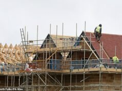 As empresas de construção no Reino Unido registaram um declínio em 18 meses devido aos custos mais elevados e à fraca procura