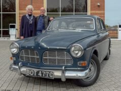 Um casal na casa dos setenta trocou o seu adorado Volvo clássico de 60 anos por um carro elétrico da marca sueca