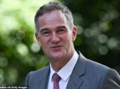 Os fundos de pensão ‘devem ser forçados a investir no Reino Unido’, disse o Ministro dos Negócios, Peter Kyle, provocando uma forte reação da cidade