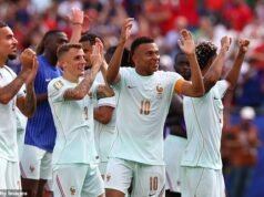 Kylian Mbappé alerta os adversários da Copa do Mundo sobre o potencial da França depois de garantir sua vaga nas semifinais – já que o capitão admitiu que um atraso de TRÊS minutos o distraiu antes de perder o pênalti